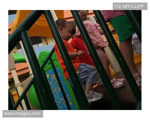 在沙发上享受足球盛宴与家人朋友共度精彩时光