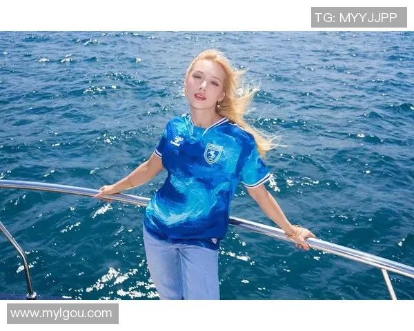 足球球衣的设计演变与文化意义探讨以及对球迷身份认同的影响分析